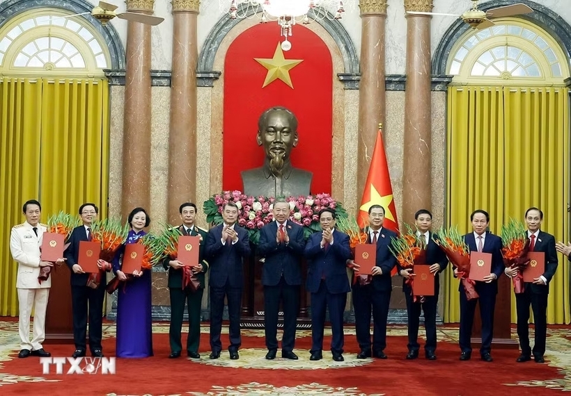 Tổng Bí thư, Chủ tịch nước Tô Lâm trao Quyết định bổ nhiệm cho 6 Phó Thủ tướng và Bộ trưởng Công an, Bộ trưởng Ngoại giao. Thủ tướng Lê Minh Hưng và nguyên Thủ tướng Phạm Minh Chính tặng hoa chúc mừng các đồng chí mới được bổ nhiệm (Ảnh: TTXVN).