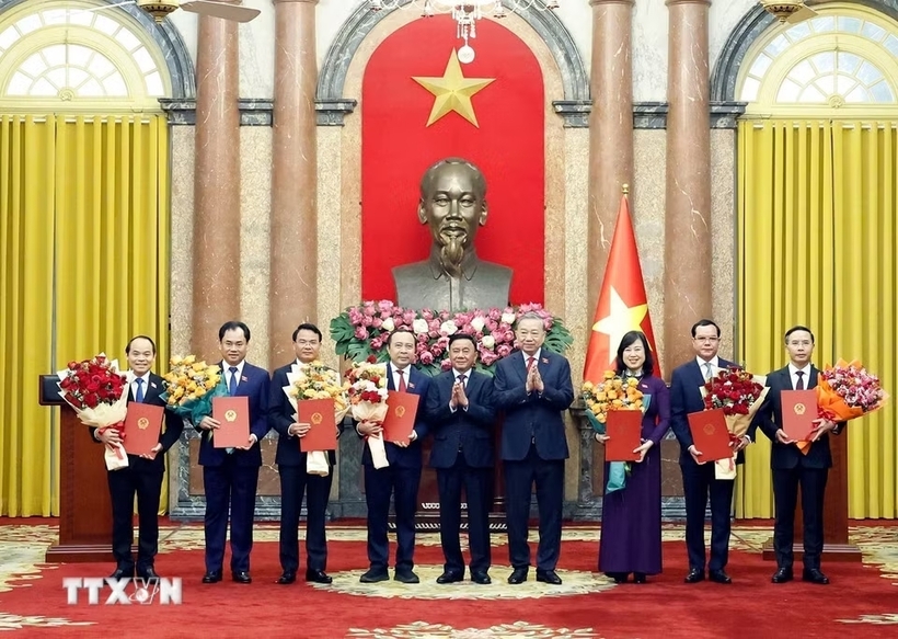 Tổng Bí thư, Chủ tịch nước Tô Lâm trao Quyết định bổ nhiệm cho 7 Bộ trưởng các Bộ và cơ quan ngang Bộ của Chính phủ. Đồng chí Trần Cẩm Tú, Ủy viên Bộ Chính trị, Thường trực Ban Bí thư tặng hoa chúc mừng các đồng chí mới được bổ nhiệm (Ảnh: TTXVN).