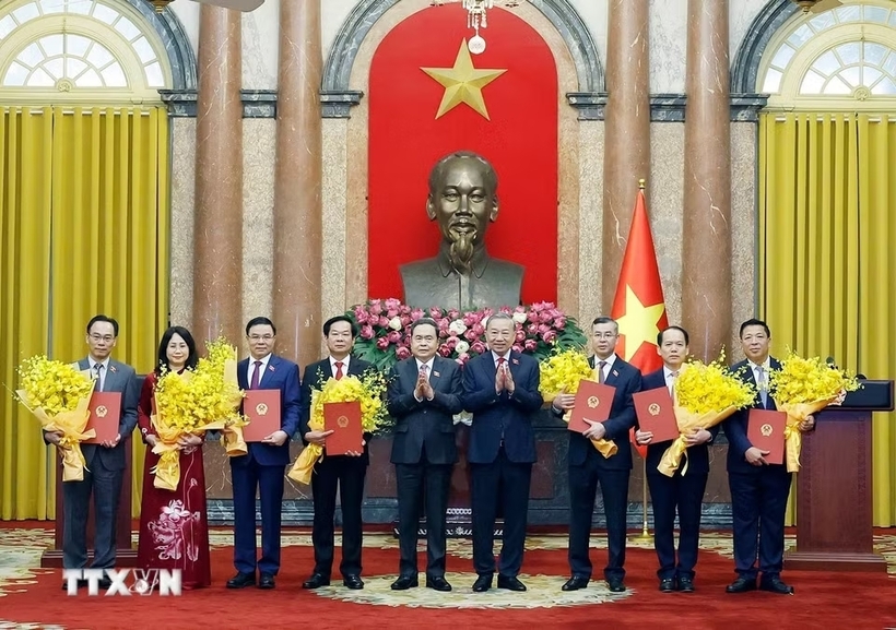 Tổng Bí thư, Chủ tịch nước Tô Lâm trao Quyết định bổ nhiệm cho 7 Bộ trưởng các Bộ. Chủ tịch Quốc hội Trần Thanh Mẫn tặng hoa chúc mừng các Bộ trưởng mới được bổ nhiệm (Ảnh: TTXVN).