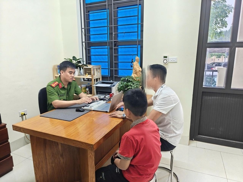 Cháu D.M.H cùng người giám hộ tham gia làm việc tại cơ quan công an. Ảnh CACC