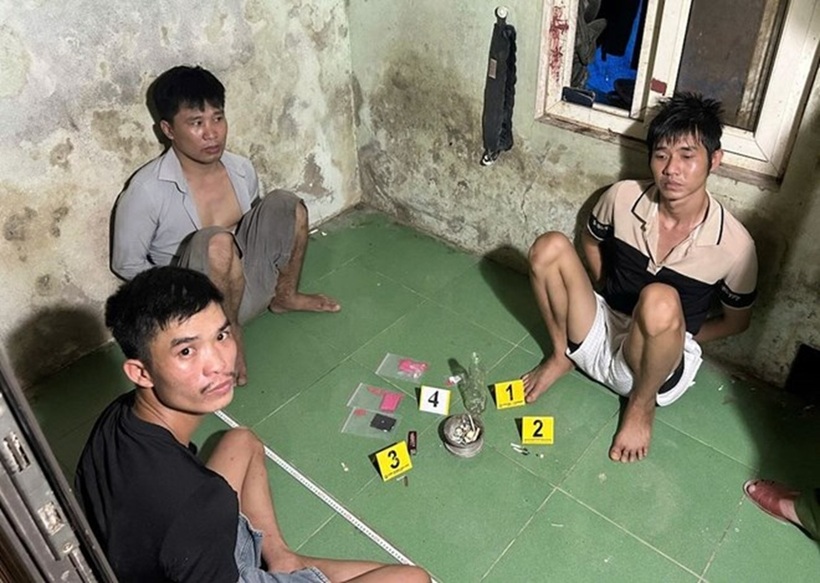 Các đối tượng tổ chức sử dụng trái phép chất ma túy bị bắt quả tang. Ảnh: Công an tỉnh Quảng Trị