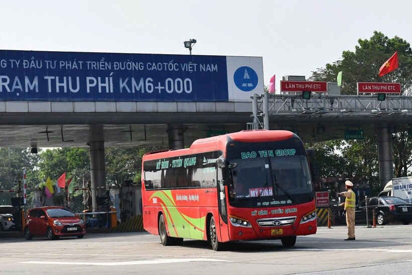 Đội 1, Phòng Hướng dẫn TTKS giao thông đường bộ, đường sắt làm nhiệm vụ trên tuyến cao tốc Nội Bài - Lào Cai.
