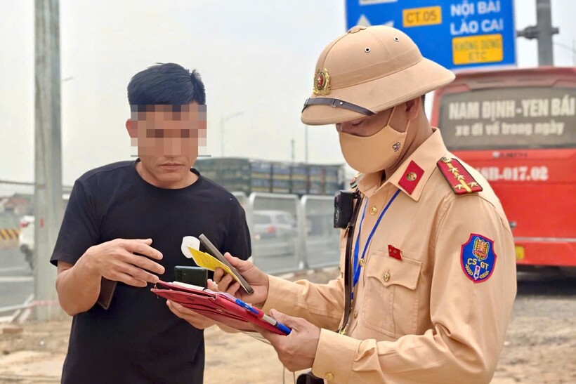 Các trường hợp dừng, đỗ đón trả khách tại đường dẫn vào cao tốc được kiểm tra, xử lý.