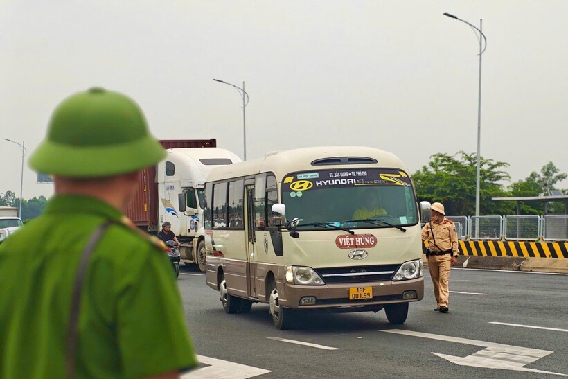 Đội CSGT đường bộ số 15 và công an xã Nội Bài phối hợp tuần tra, kiểm soát.
