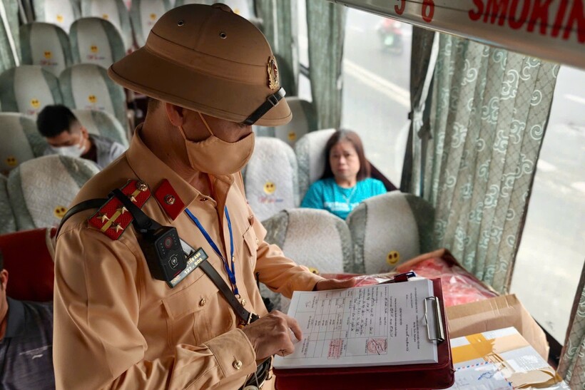 Cảnh sát kiểm soát điều kiện vận tải của phương tiện.