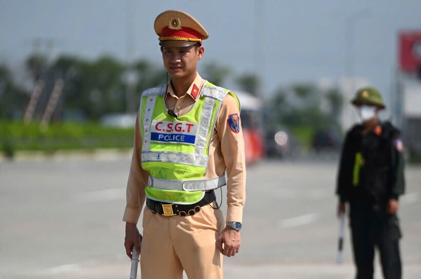 CBCS làm nhiệm vụ giữa nắng nóng trên cao tốc.