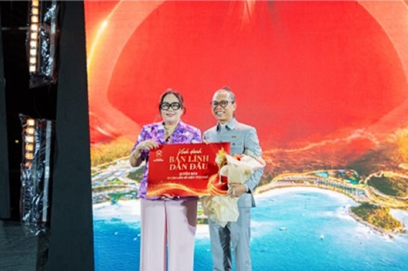 Chủ tịch Nguyễn Ngọc Quân lên nhận Vinh danh và quỹ căn độc quyền