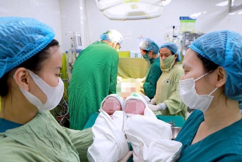 Mẹ 56 tuổi vượt cạn thành công, đón cặp song thai nhờ phương pháp IVF. Ảnh: VTC News.