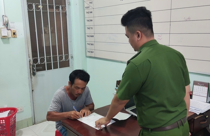 Nghi phạm Nguyễn Văn Tuấn tại cơ quan công an. Ảnh: Tuổi trẻ