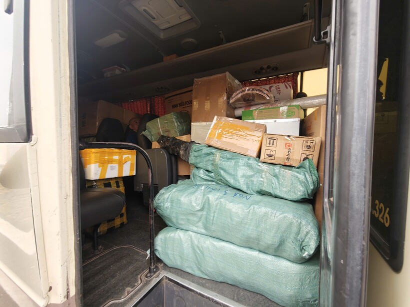 Trường hợp xe khách chở hàng hoá trên khoang chở khách bị phát hiện, xử lý.