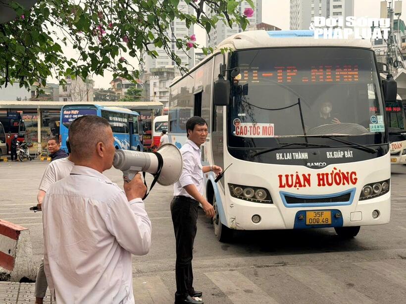Nhân viên bến xe kiểm tra phương tiện, đảm bảo an toàn trước kỳ nghỉ lễ.