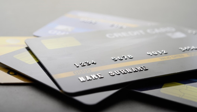 Số thẻ ATM là dãy ký tự gồm từ 12 đến 19 chữ số, tùy theo quy định của từng ngân hàng, và thường được in nổi trực tiếp trên mặt trước hoặc mặt sau của thẻ.