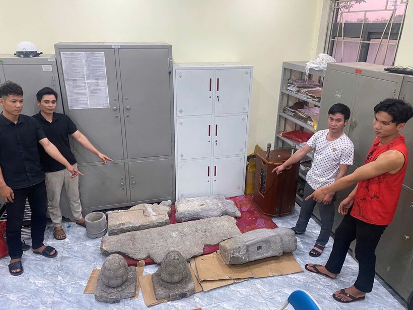 Các đối tượng và tang vật vụ án. Ảnh: Công an Hưng Yên