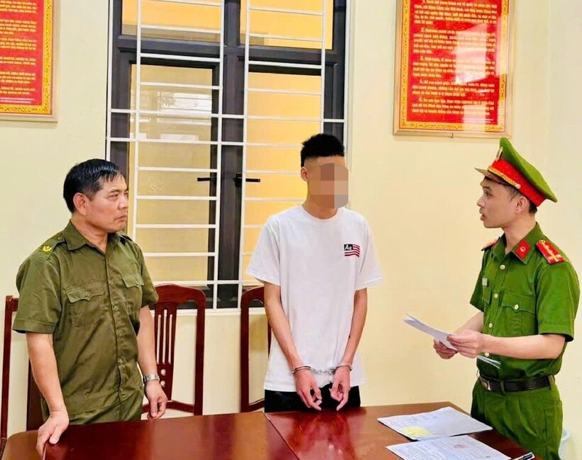 Cơ quan CSĐT Công an tỉnh Hưng Yên tống đạt các Quyết định tố tụng đối với K. Ảnh: Công an tỉnh Hưng Yên.