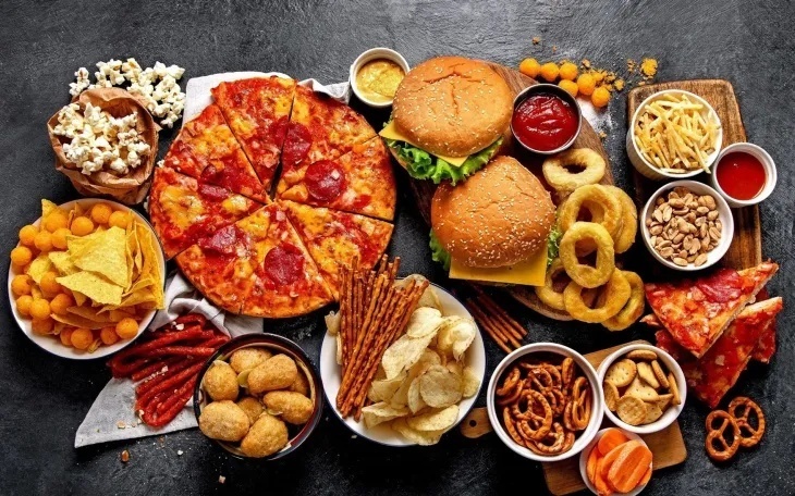 Thực phẩm siêu chế biến có thể làm chậm quá trình giảm cân và gây ra tình trạng chững cân bằng cách can thiệp vào cách cơ thể điều chỉnh cảm giác đói, trao đổi chất và tích trữ chất béo.