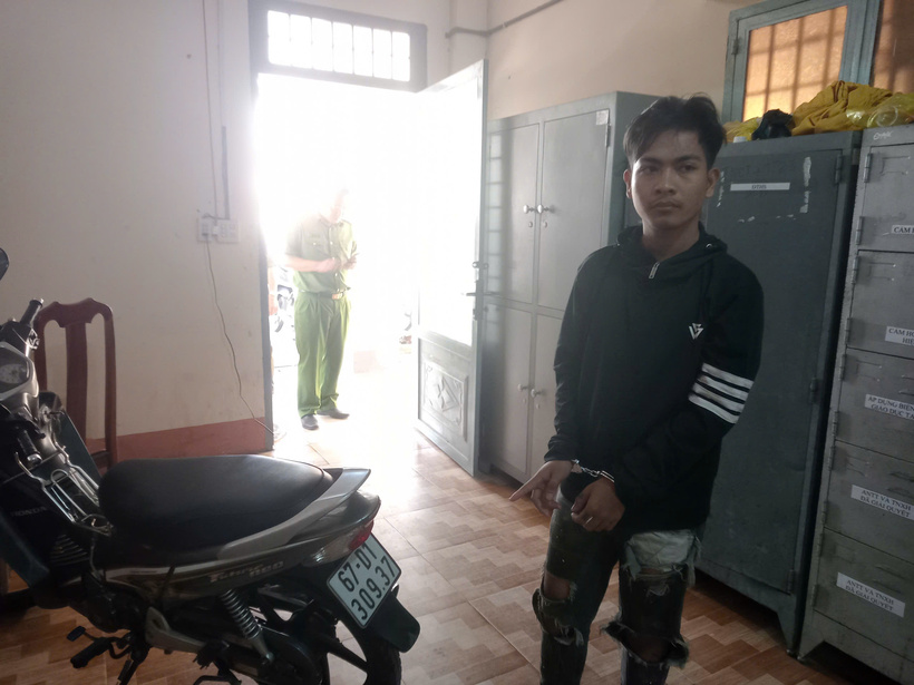 Đối tượng Thạch Văn Giang và tang vật. Ảnh: Công an tỉnh An Giang.