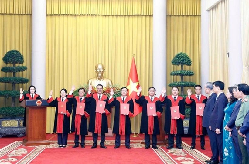 Các Thẩm phán Tòa án nhân dân Tối cao tuyên thệ sau khi nhận Quyết định bổ nhiệm (Ảnh: TTXVN)