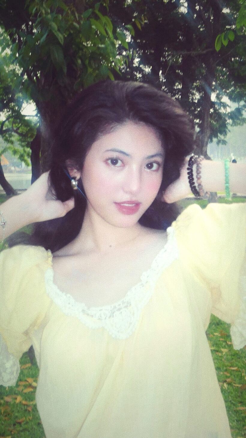 Bộ ảnh chụp vội của Phương Linh khiến nhiều người liên tưởng đến ảnh chụp của những mỹ nhân đình đám thập niên 90. Ảnh: Phụ Nữ Mới