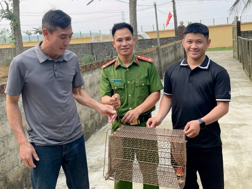 Người dân bàn giao cá thể culi tới công an xã. (Ảnh: Công an tỉnh Nghệ An)