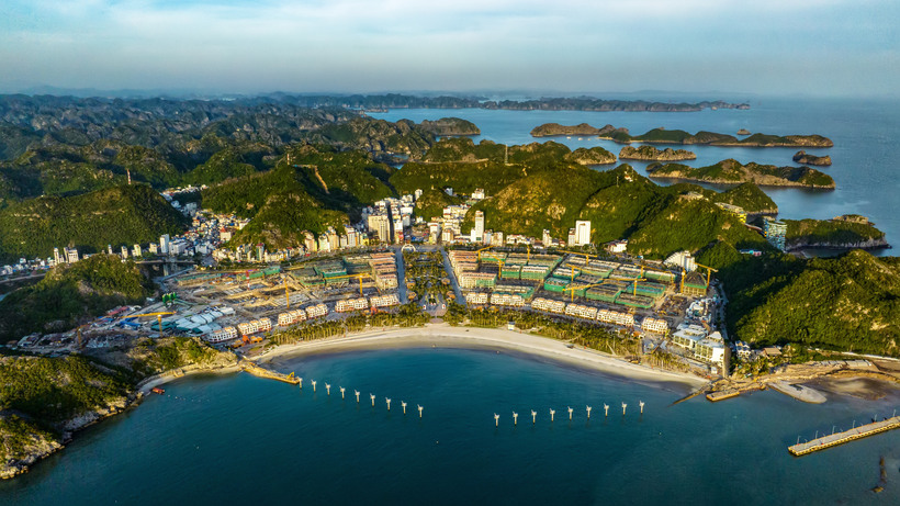 Hệ cảnh quan “thiên phú” của Cát Bà đang trở thành đòn bẩy cho bất động sản. Ảnh: Ánh Dương.