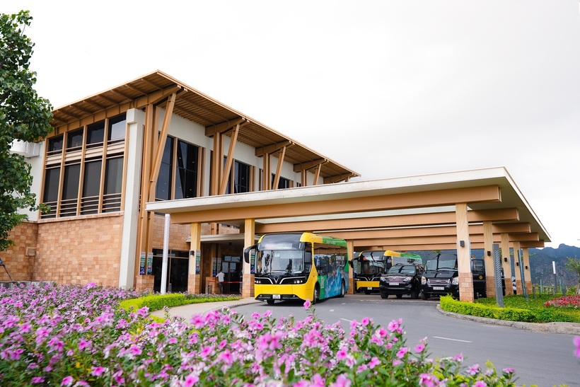 Cáp treo, xe bus và buggy điện mang đến trải nghiệm độc đáo, thân thiện với môi trường. Ảnh: Ánh Dương.