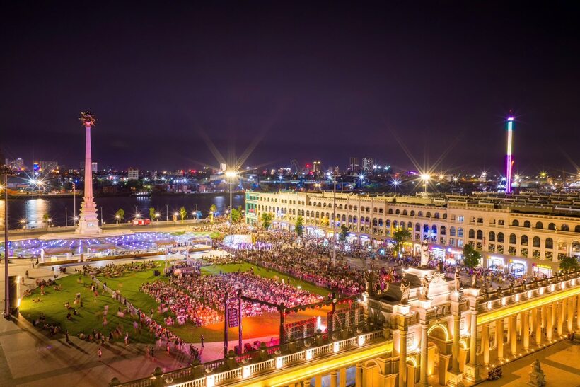 Chỉ vài bước chân, cư dân Đảo Vua đã chạm tới nhịp sống phồn hoa của đảo Hoàng Gia