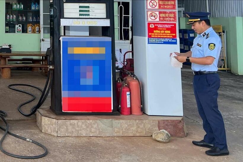 Quản lý thị trường Đắk Lắk dán công khai đường dây nóng của Ban Chỉ đạo 389 tỉnh. Ảnh: Công lý