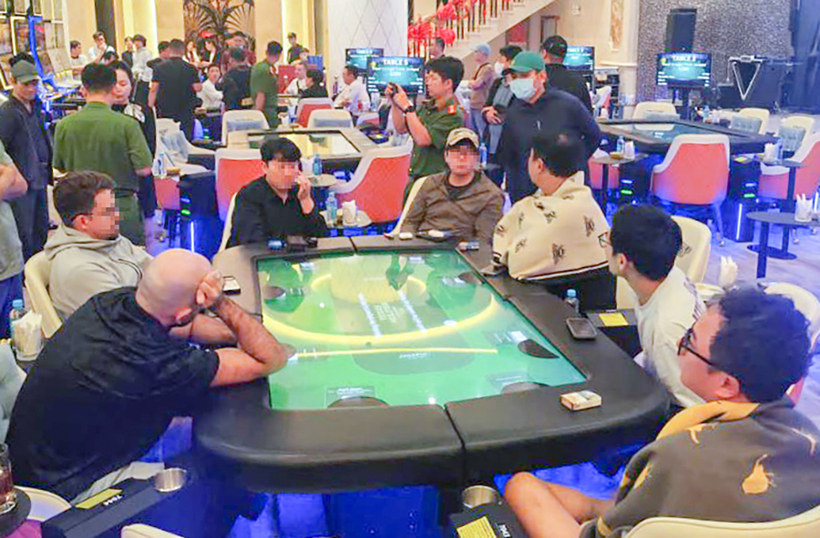 Cảnh sát bắt quả tang nhiều người nước ngoài đánh bạc trái phép ở khách sạn tại Nha Trang.