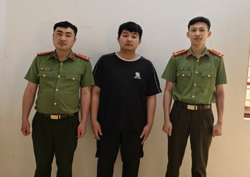 Đối tượng Nguyễn Như Nghĩa ra đầu thú tại Cơ quan điều tra. Ảnh: Công an Lạng Sơn