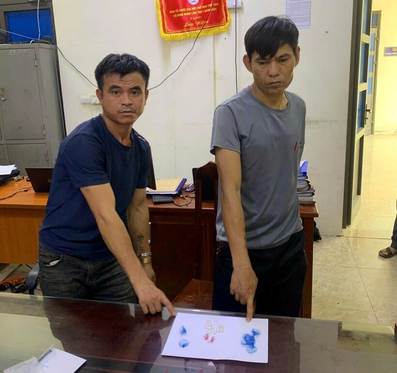 Đối tượng Lường Văn Biển, Lường Ngọc Sơn và tang vật. Ảnh: Công an TP Hà Nội