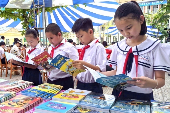 Xã đầu tiên trong cả nước miễn phí sách giáo khoa cho học sinh. Ảnh: VnExpress.