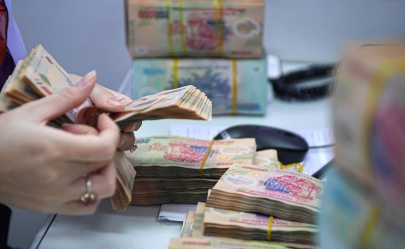 Kiểm tra giao dịch tiền tại ngân hàng. (Ảnh: Dân trí)