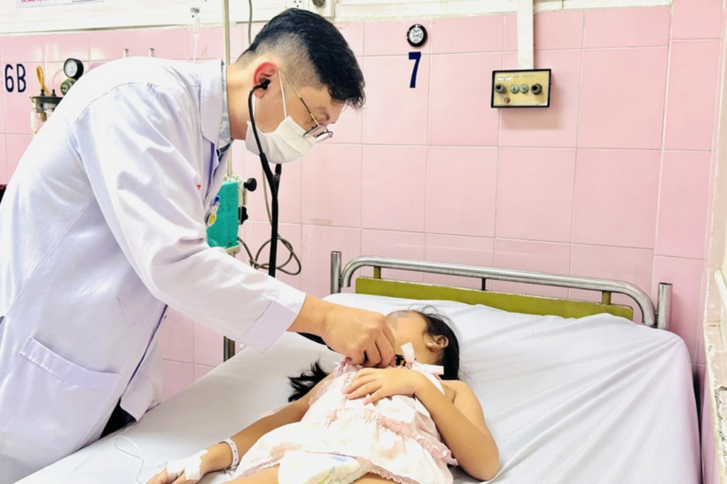 Một học sinh Trường Tiểu học Bình Quới Tây điều trị ở Bệnh viện Nhân dân Gia Định. Ảnh: Dân Trí