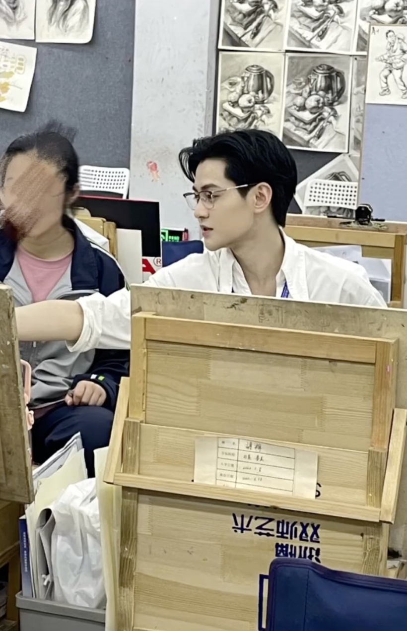 Thầy giáo quá "nam thần", phụ huynh rần rần đòi chuyển lớp vì sợ con... quên học - 2