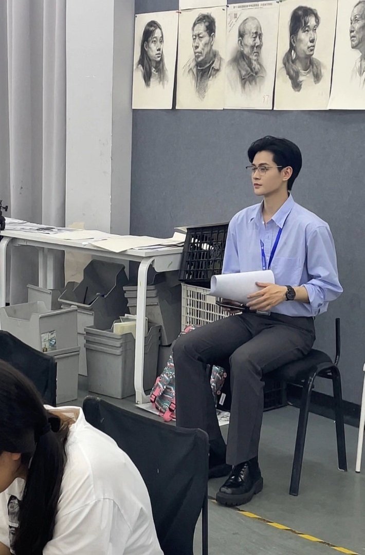 Thầy giáo quá "nam thần", phụ huynh rần rần đòi chuyển lớp vì sợ con... quên học - 4
