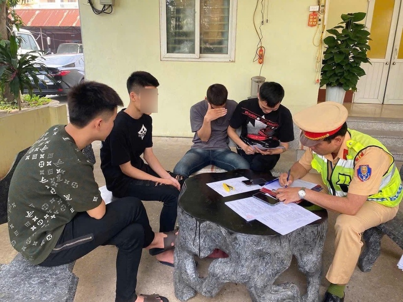 CSGT Hưng Yên làm việc với nhóm thanh niên vi phạm