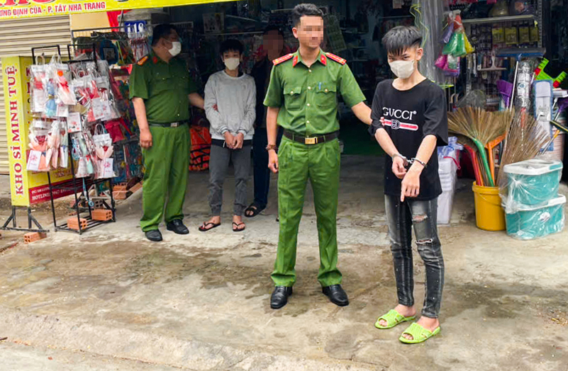 Cảnh sát đưa hai nghi can đến hiện trường vụ án. Ảnh: Pháp luật TP.HCM