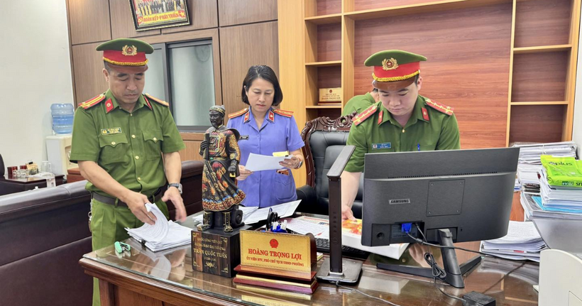 Cơ quan CSĐT Công an tỉnh Phú Thọ khám xét khẩn cấp nơi làm việc của Hoàng Trọng Lợi tại UBND phường Phúc Yên, tỉnh Phú Thọ. (Ảnh: Công an tỉnh Phú Thọ)