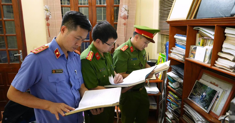 Cơ quan CSĐT Công an tỉnh Phú Thọ thi hành Lệnh khám xét nơi ở của Hoàng Trọng Lợi. (Ảnh: Công an Phú Thọ)