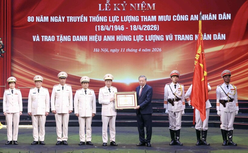 Tổng Bí thư, Chủ tịch nước Tô Lâm trao tặng danh hiệu Anh hùng Lực lượng vũ trang nhân dân cho Văn phòng Bộ Công an.