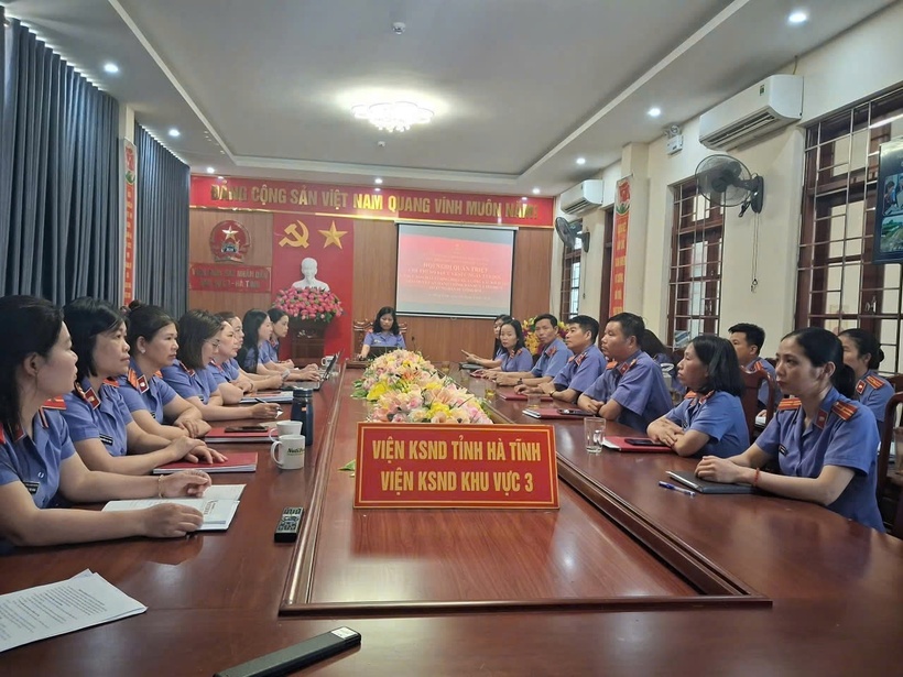 VKSND khu vực 3, tỉnh Hà Tĩnh đã tổ chức Hội nghị quán triệt Chỉ thị số 04/CT-VKSTC của Viện KSND tối cao về nâng cao chất lượng, hiệu quả công tác kiểm sát việc giải quyết án hành chính, dân sự và thí điểm tố tụng dân sự công ích đến toàn thể cán bộ, công chức trong đơn vị.