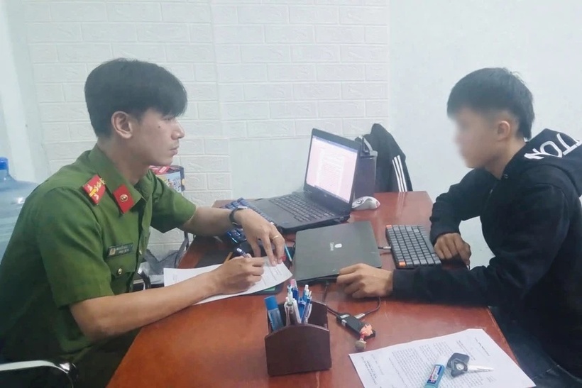 Công an phường Đô Vinh làm việc với một thanh niên trộm cừu. Ảnh: PLO.