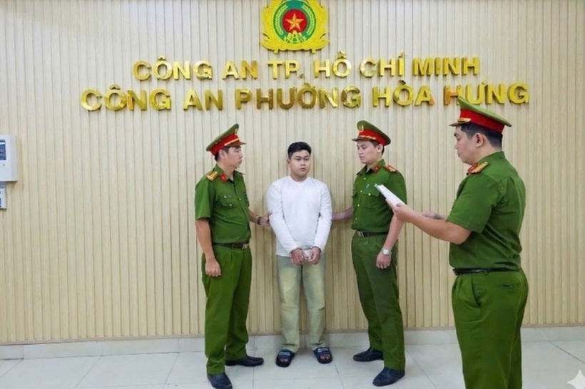 Nam thanh niên cướp giật điện thoại ở tiệm cầm đồ. Ảnh: Báo Người lao động.