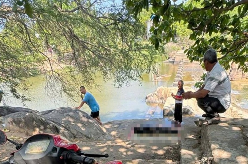 Thi thể nam thanh niên được tìm thấy dưới đập Đá Dựng. Ảnh: Báo Người lao động.