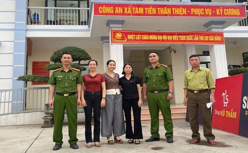 Chị Anh (áo đen) trả lại tiền chuyển nhầm cho chị Phương (áo nâu) trước sự chứng kiến của lực lượng công an. (Ảnh: Báo Bắc Ninh)