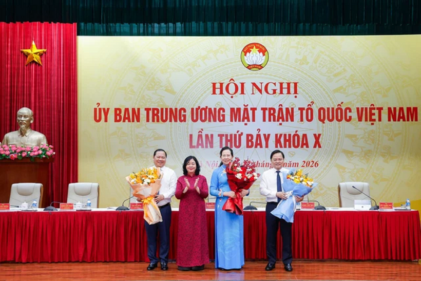 Bà Bùi Thị Minh Hoài tặng hoa chúc mừng 3 Phó Chủ tịch Ủy ban Trung ương MTTQ Việt Nam khóa X, nhiệm kỳ 2024 - 2029 (Ảnh: Quang Vinh).