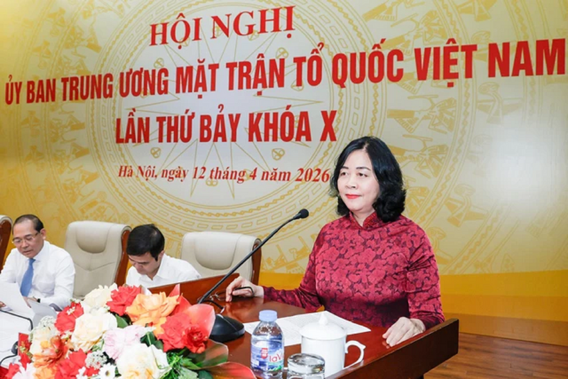Bà Bùi Thị Minh Hoài - Ủy viên Bộ Chính trị, Bí thư Trung ương Đảng, Bí thư Đảng ủy MTTQ, các đoàn thể Trung ương, Chủ tịch Ủy ban Trung ương MTTQ Việt Nam phát biểu tại hội nghị (Ảnh: Quang Vinh).