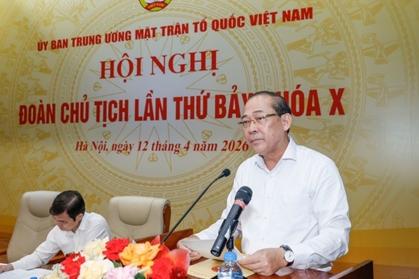 Phó Chủ tịch Hoàng Công Thủy trình bày các tờ trình báo cáo, xin ý kiến Đoàn Chủ tịch UBTƯ MTTQ Việt Nam (Ảnh Quang Vinh).