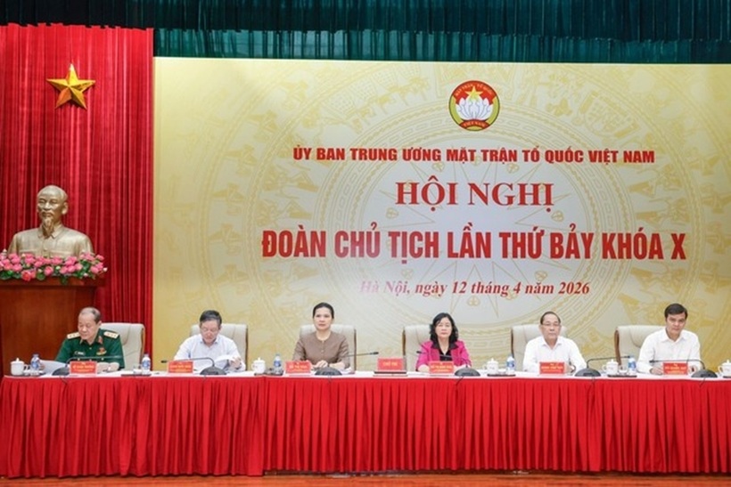 Các đại biểu chủ trì hội nghị.