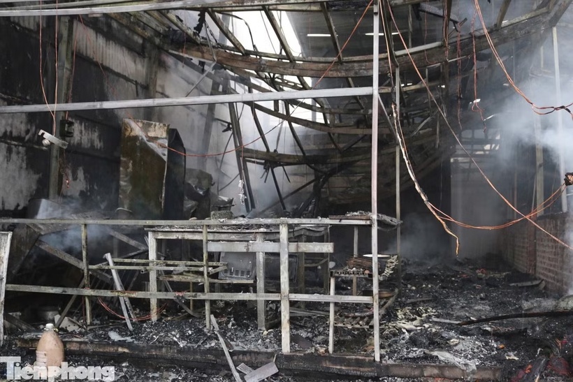 Bên trong các ngôi nhà bị cháy, đồ đạc, hàng hóa gần như bị thiêu rụi hoàn toàn. Ảnh: Tiền phong